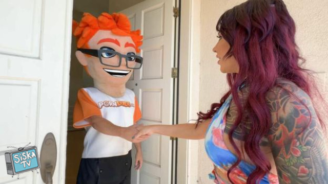 Luna Legend Gets Inked by Porn Dude