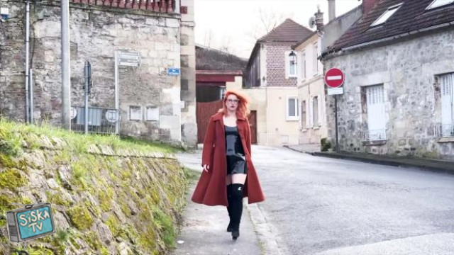 Little Foxy, 31, wanted some entertainment...