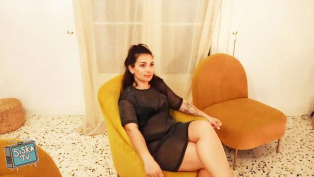 Alice plays with her desires...