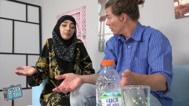 Sexy Muslim babe spreads her legs instead of cooking lunch