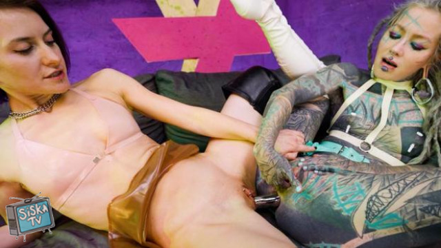 Anuskatzz Fucks Miss Flora